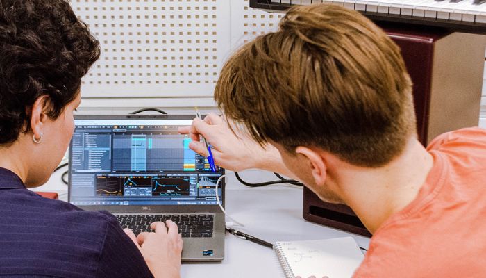 Elektronische Muziek Productie_headerafbeelding 1300x560