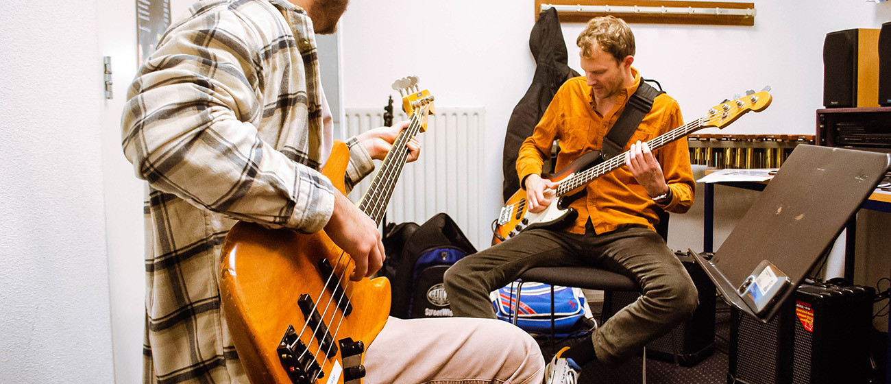 Basgitaar_headerafbeelding 1300x560 (1)